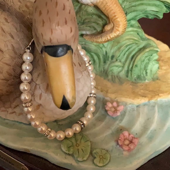 7” Pearl crystal silver tone bracelet - Picture 1 of 3